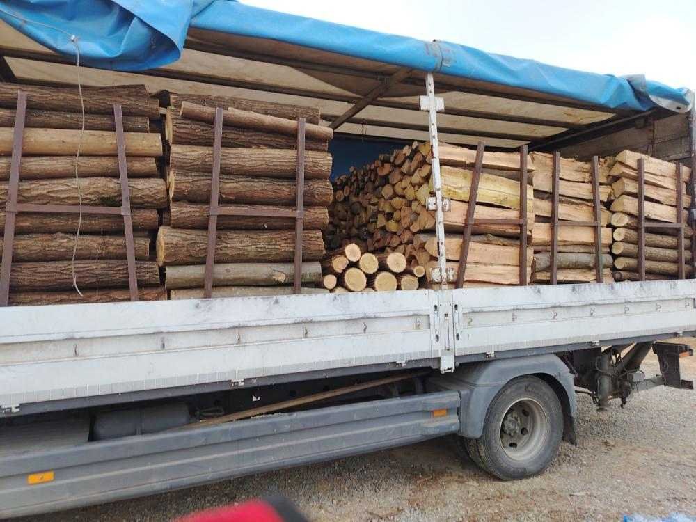 spakovana drva u prikolici kamiona